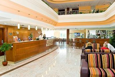 Rezeption und Lobby im Airport Hotel Budapest**** - ✔️ Airport Hotel Budapest**** - Günstiges Hotel mit kostenlosem Transport vom Flughafen