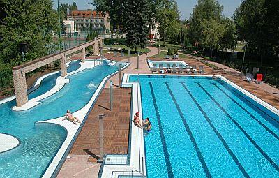 4-Sterne Wellness- und Konferenzhotel in Budapest - Schwimmbecken für Kinder und Erwachsenen - Wellness Wochenende in Budapest - Holiday Beach Hotel**** Budapest - Wellness und Konferenzhotel in Budapest