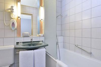 Badezimmer im HotelIbis Budapest Citysouth*** - ✔️ Ibis Budapest Citysouth*** - Discounted Ibis Hotel in der Nähe des Flughafens