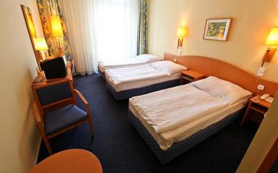 Sissi Hotel 3 Betten-Zimmer mit sehr günstigem Preis ganz nah an der Petőfi Brücke  - Sissi Hotel Budapest - Günstiges Hotel im Zentrum von Budapest