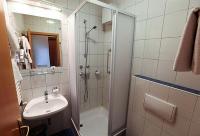 Sissi Hotel Budapest ein elegantes Badezimmer nah am Corvinviertel